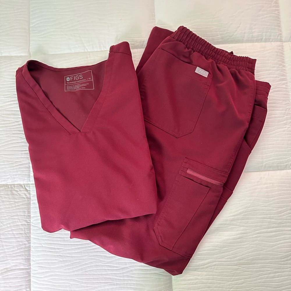 Figs Scrubs Technical Collection. Burgundy XL